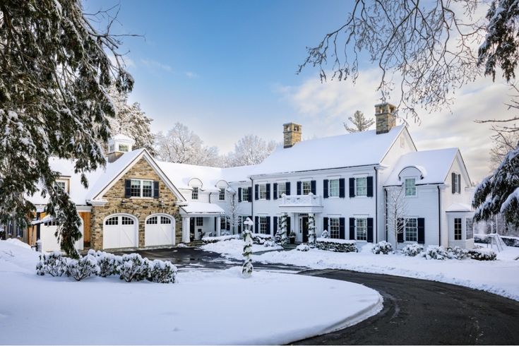 Spacious Lot - 3 to 5 Driveway Spaces